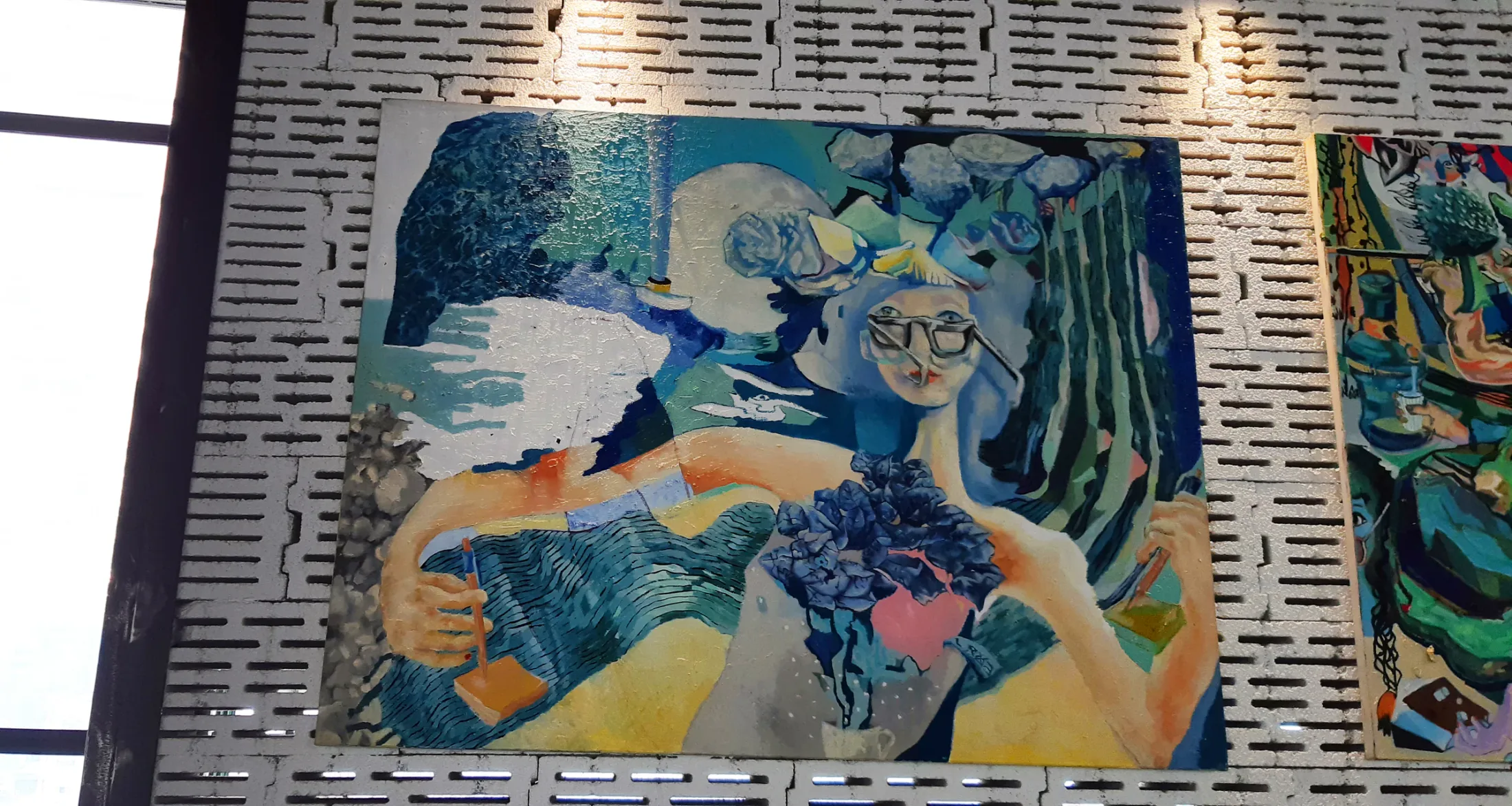 Beliren Kadın in an exhibition setting